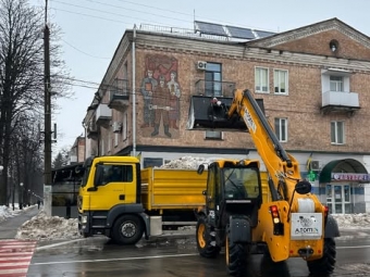 Снігоприбиральна техніка на вулицях Нововолинська 