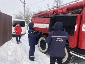 Володимирські рятувальники витягнули авто зі снігового замету 