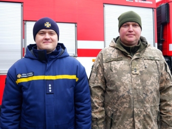 Пожежник та військовий з Володимира вдруге врятували ту ж жінку з палаючого будинку 