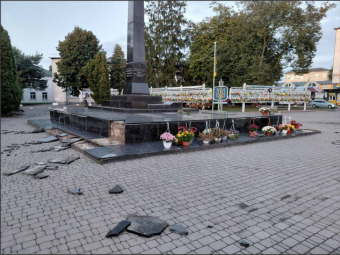 Перебуває на обліку у психіатра: у Володимирі затримали чоловіка, який пошкодив Дошку пам’яті Героїв - новини Володимир-Водинського Перебуває на обліку у психіатра: у Володимирі затримали чоловіка, який пошкодив Дошку пам’яті Героїв