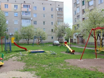 У Володимирі ремонтують дитячі майданчики 