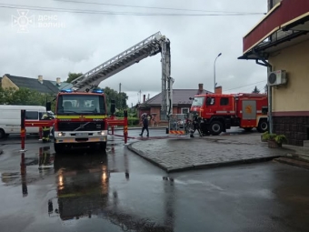 Пожежа у Володимирі: рятувальники евакуювали з палаючої квартири 88-річну жінку 