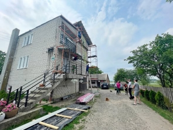 У Володимирській громаді ремонтують дах будинку для родини, де виховується 22 дитини 