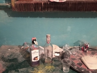Бомбосховище, у якому до війни знаходився молодіжний простір у Володимирі, закидали сміттям 