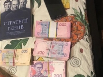 На хабарі погоріли двоє волинських посадовців 