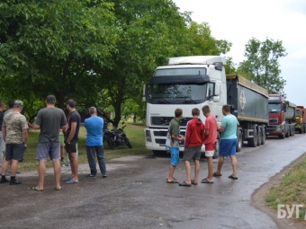 Мешканці Бужанки протестували проти фур із породою, які руйнують дорогу 