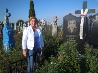 Олена Черенюк біля могили поета.