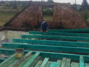 У Новій Лішні відновлюють будинок, який пошкоджено пожежею 