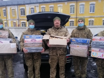 Військовослужбовці отримали солодкі подарунки 