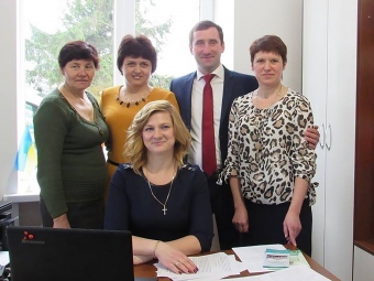 Ольга Антонюк (перша праворуч) разом із сільським  головою В’ячеславом Католиком та колегами -  працівниками ЦНАПів Зимнівської громади.