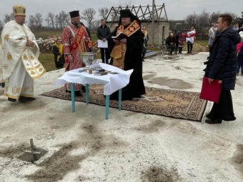 В Ізові заклали пам’ятну капсулу у фундамент майбутнього храму - новини Володимир-Водинського В Ізові заклали пам’ятну капсулу у фундамент майбутнього храму