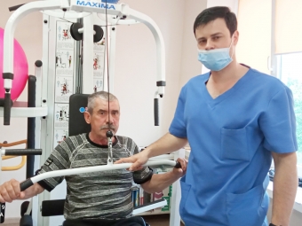 У кабінеті лікувальної фізкультури людину після хвороби повертають до життя в соціумі - новини Володимир-Водинського Фізтерапевт Юрій Грек проводить заняття на тренажері з пацієнтом Артуром Католиком.