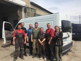 Володимирські волонтери об’єдналися у цілу мережу людей, що допомагають захисникам ремонтувати автомобілі 