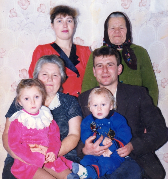 З найріднішими людьми. Лариса з бабусею Ганною Омелянівною (стоять), мама Марія Андріївна, чоловік Руслан Іванович і діти Тетянка та Вітя. 