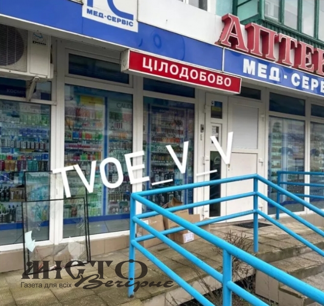 У Володимирі нетвереза дівчина побила фармацевтку та розбила вітрину аптеки 