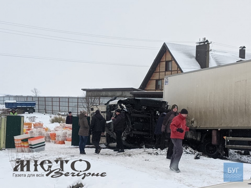 На об’їзній Володимира вантажівка в’їхала у паркан житлового будинку 