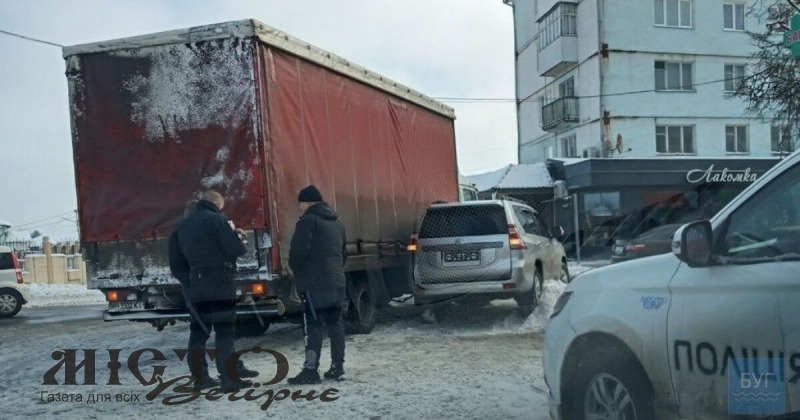 У Володимирі позашляховик зіткнувся з вантажівкою 