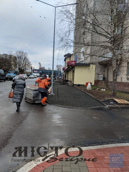 Підрядник заново перекладе бруківку на вулиці Незалежності у Володимирі на вимогу міської влади 
