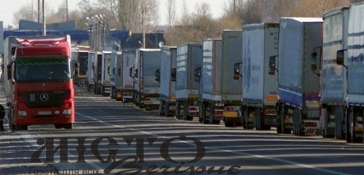 На кордоні з Польщею стоять чимало автівок 