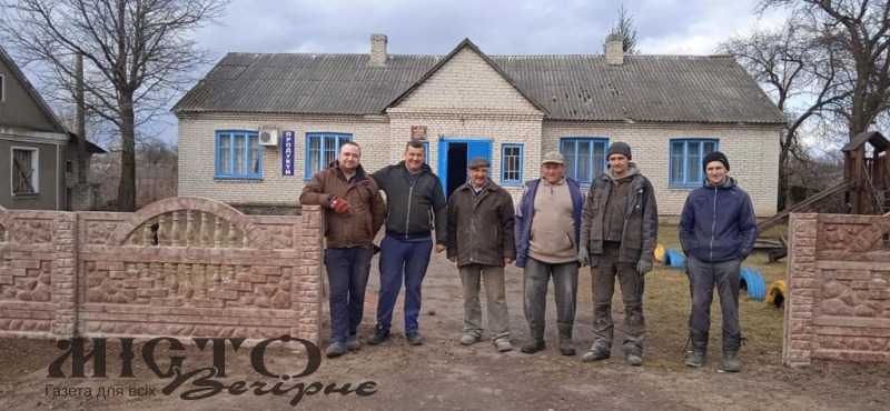 У Вощатині власними силами встановили огорожу біля клубу 