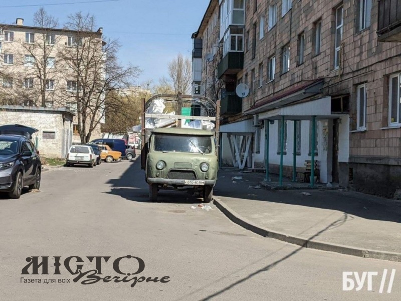 Старий вантажний автомобіль заважає руху в дворі багатоповерхівки Володимира 