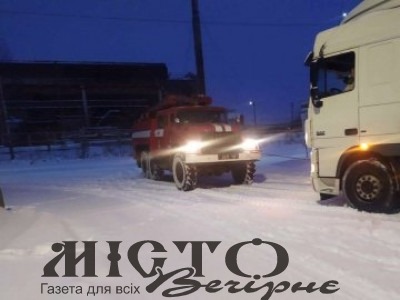 У Нововолинську рятувальники витягнули вантажівку із снігового полону 