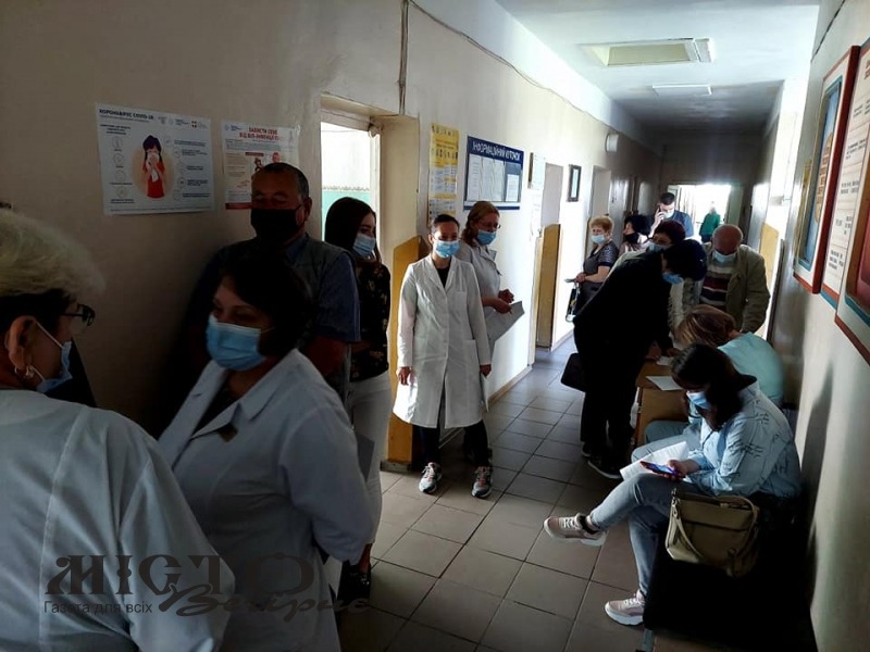 Медики у Володимирі отримали другу дозу вакцини від коронавірусу 