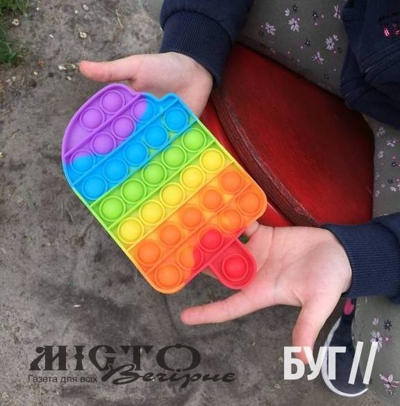 Іграшка-антистрес «поп-іт» – в руках кожного третього малюка у Володимирі 