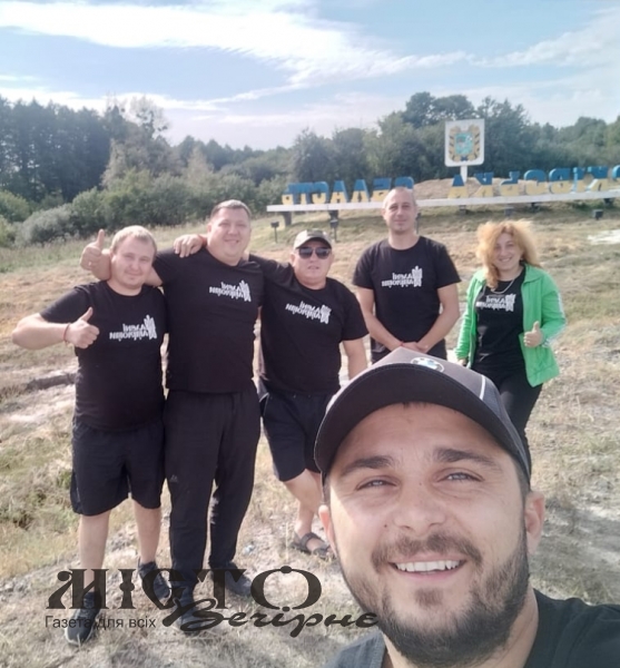 Яна Никитюк зі своїми «Шаленими патріотами» передали на передову понад десяток автомобілів, які рятують життя військовх 