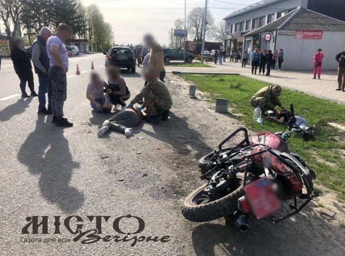 У селі Затурці мотоцикл вʼїхав в припаркований автомобіль 