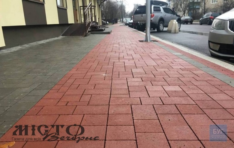 Бруківку на тротурах вулиці Незалежності у Володимирі влада міста вимагає перекласти 