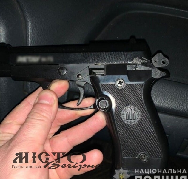 Волинянці в під’їзді погрожував пістолетом невідомий 