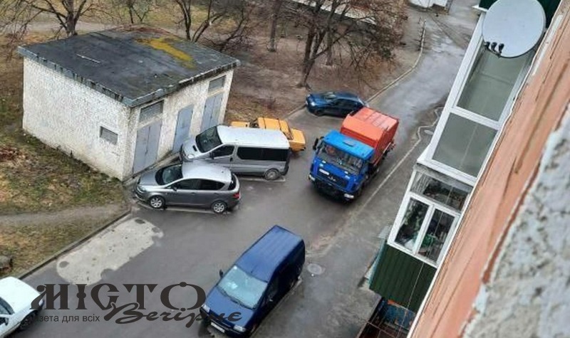 У дворі багатоповерхівки Володимира припаркувались так, що не проїхав сміттєвоз 