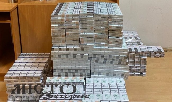 Прикордонники знайшли у поїзді під шаром тирси контрабандні цигарки 