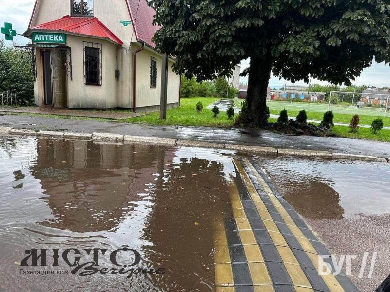 «Лежачий поліцейський» із накладної бруківки в центрі Іванич призвів до підтоплення вулиці 
