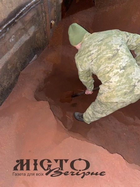 У Володимирі прикордонники відкопали 2 600 пачок цигарок у руді, що перевозили контрабандисти  