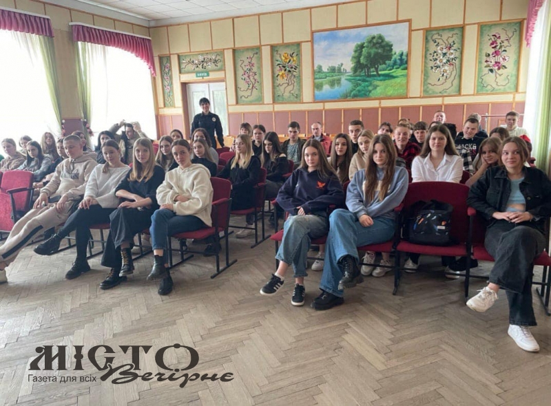 Учням Затурцівського ліцею ювенальна поліцейська розповіла про кібербезпеку 