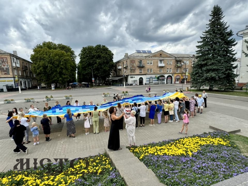 У Нововолинську розгорнули найбільший вʼязаний прапор України 