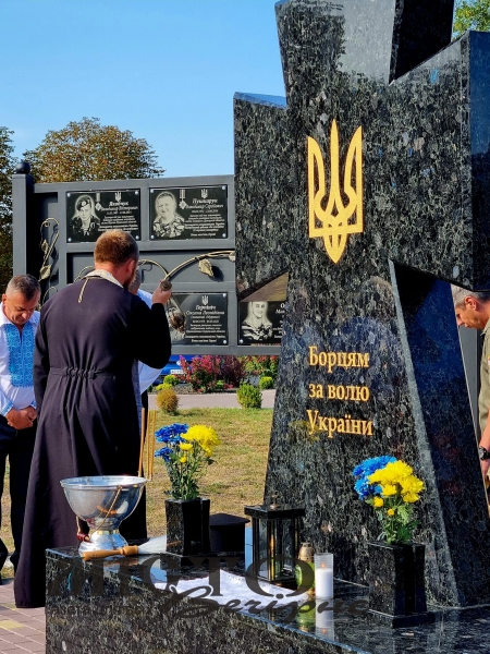 У Литовезькій громаді відкрили стелу пам’яті загиблих Героїв і пам’ятний знак «Борцям за волю України» 