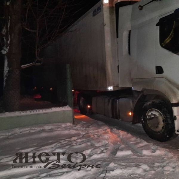У Володимирі рятувальники витягнули вантажівку, яка перегородила рух автомобілям 
