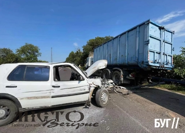 У Нововолинську легковик в’їхав у вантажівку 