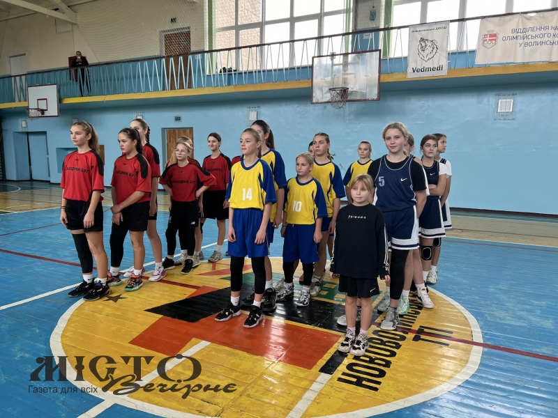 Баскетболістки Нововолинського ліцею № 5 перемогли у міському етапі «Пліч-о-пліч» 