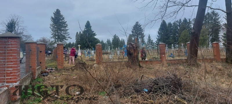 У Павлівці відбулась толока біля кладовища 