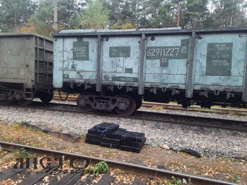 На пункті пропуску «Володимир-Волинський» у вагонах знайшли понад 4 500 пачок контрабандних цигарок 