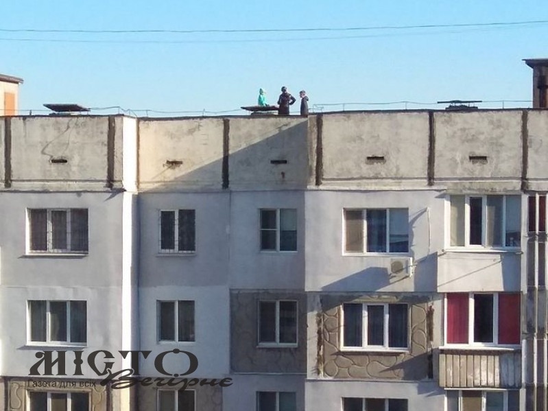 У Володимирі діти розважалися на даху багатоповерхівки 