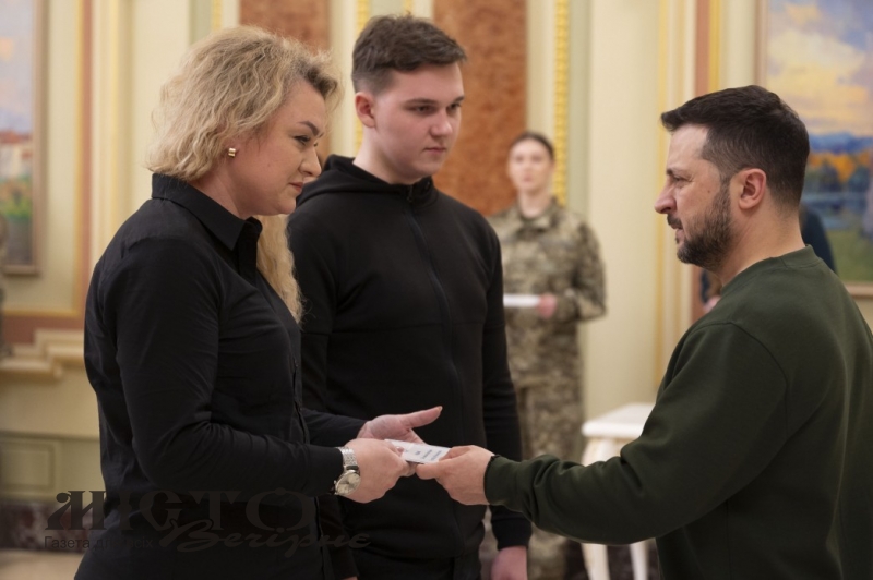 Рідним Героя України Сергія Сучкова з Володимира президент вручив сертифікат на житло 
