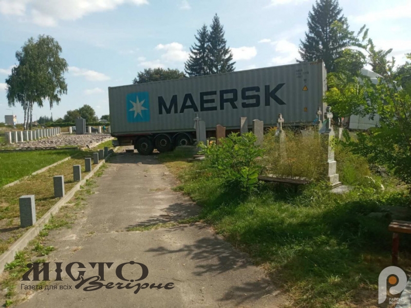 Біля Володимира вантажівка в’їхала на кладовище і пошкодила могили 