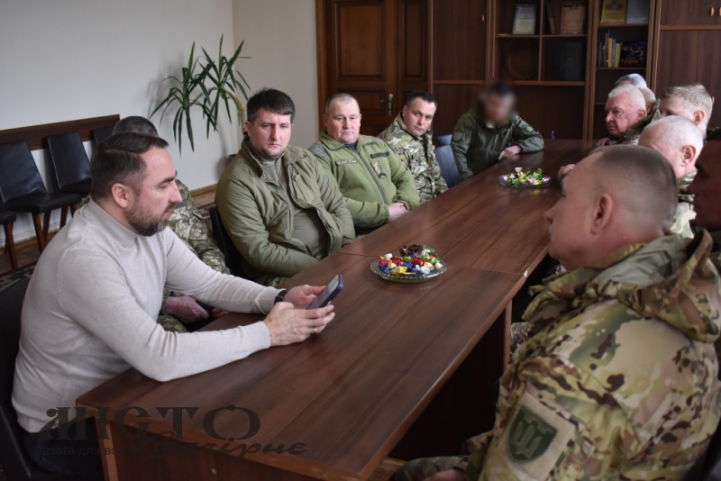 Керівництво Володимирського району нагородило членів добровольчих формувань 