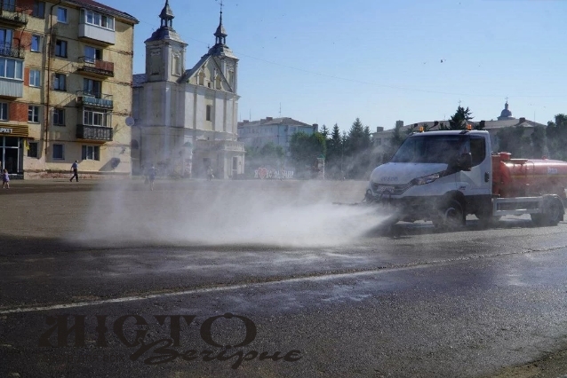 У Володимирі розпочали полив вулиць, парків та площі 