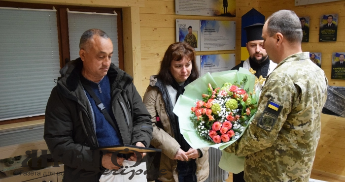 Загиблому прикордоннику з Устилузької громади присвоїли посмертне звання «старший сержант», погони вручили батькам 